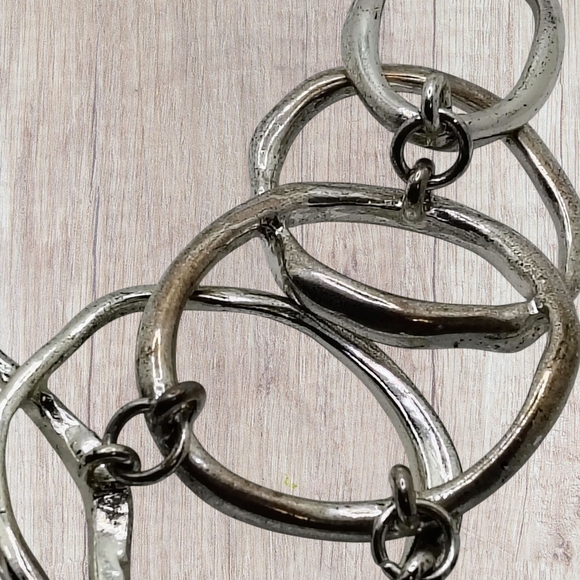 Vintage Elegant Silver Tone Abstract Circle Necklace - Picture 3 of 4
